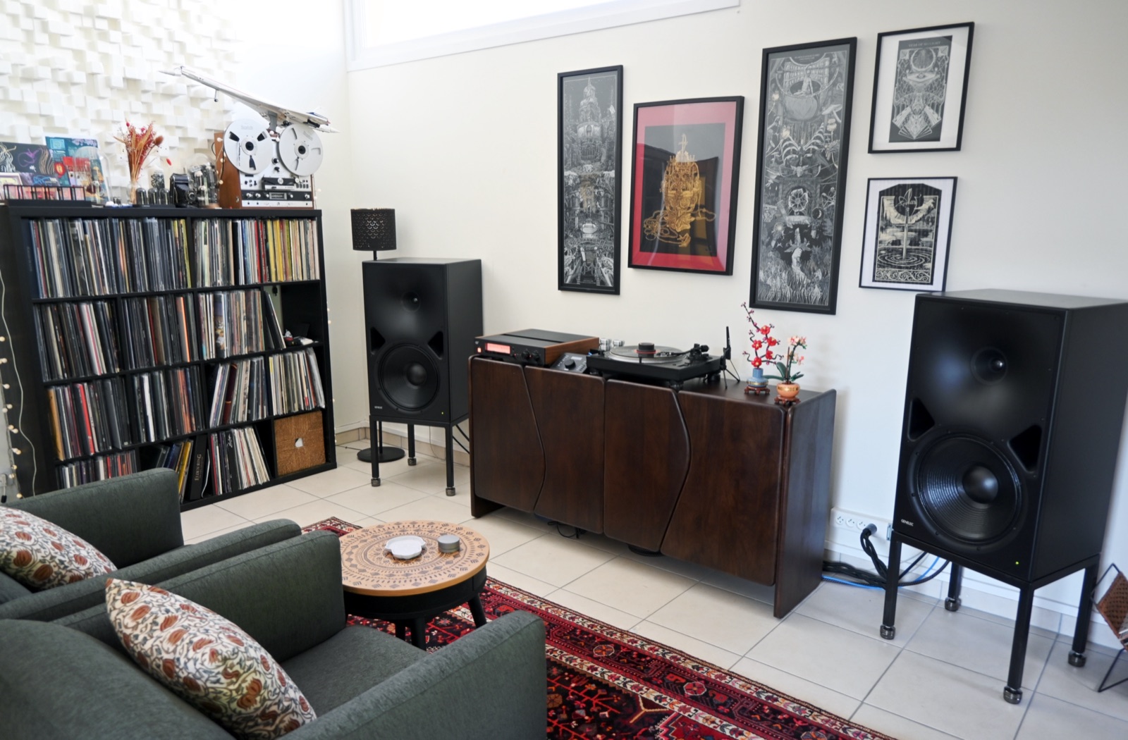 Le système d'écoute Hi-Fi de Grégory dans son salon, enceintes de monitoring intégrées à la pièce