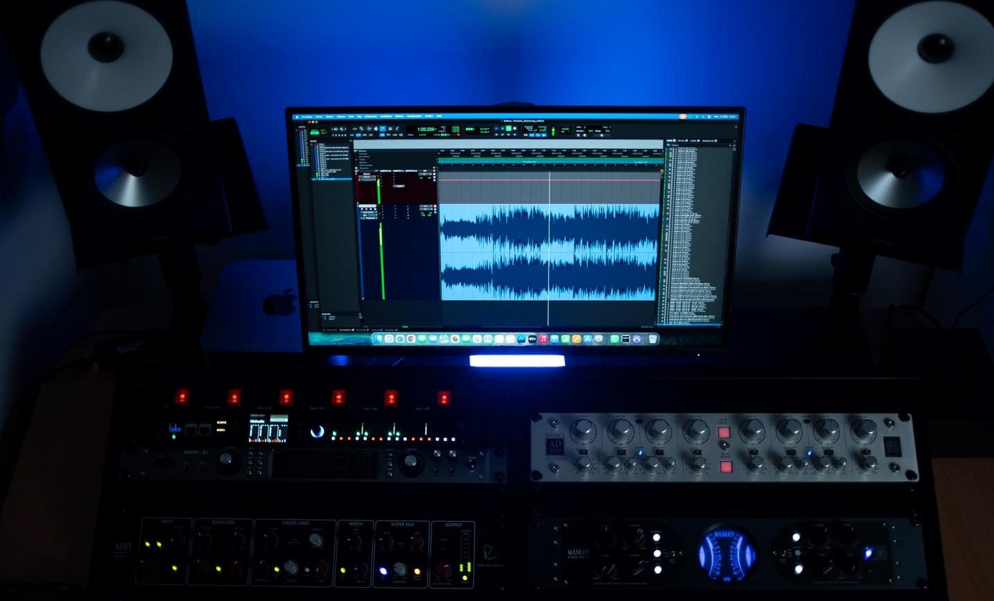 Le studio de mastering de Nicolas : paire de moniteurs d'écoute de part et d'autre de l'écran, périphériques de traitement analogiques et processeur DSP